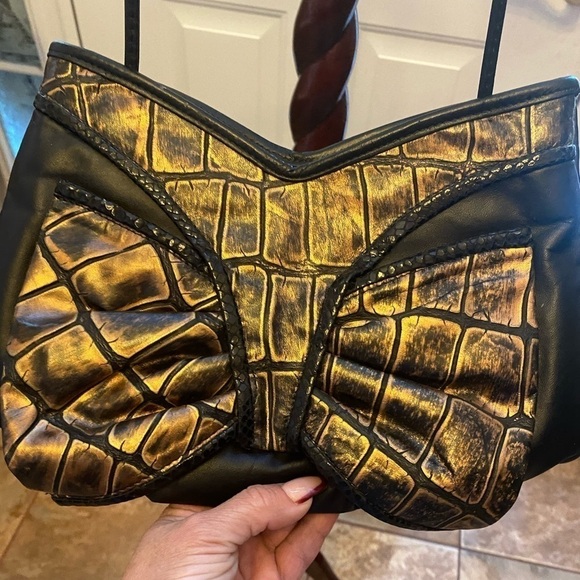 Colini HANDBAGS BLACK & GOLD LEATHER BAG WITH BOW - Picture 1 of 9